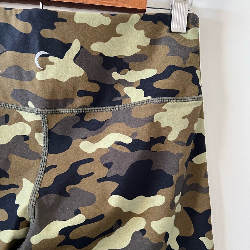 ZYIA Light Green Camo Reflective Soft & Snug Mid-Rise 7/8 Legging Size 6-8 - Picture 13 of 16